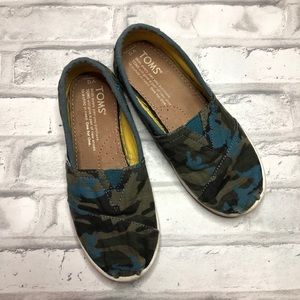 TOMS | Teal Camo Print Boy’s Slip-On Shoes 12Y